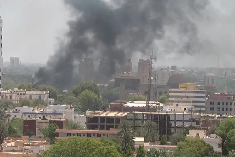 أعمدة الدخان تتصاعد وسط الأحياء السكنية جراء اشتباكات بين الجيش والدعم السريع في الخرطوم